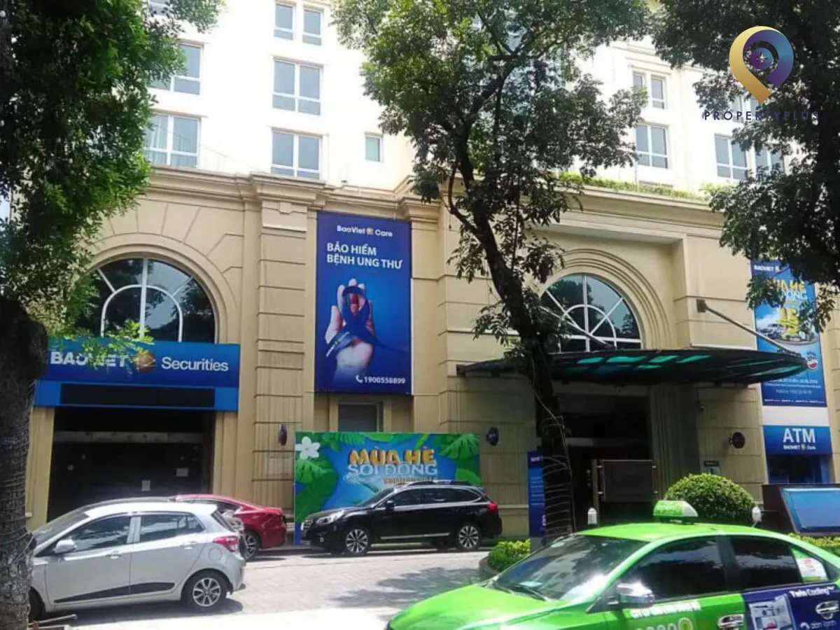 Khu vực sảnh ngoài tòa nhà Bảo Việt Tower Hà Nội với mái che và lối vào chính.